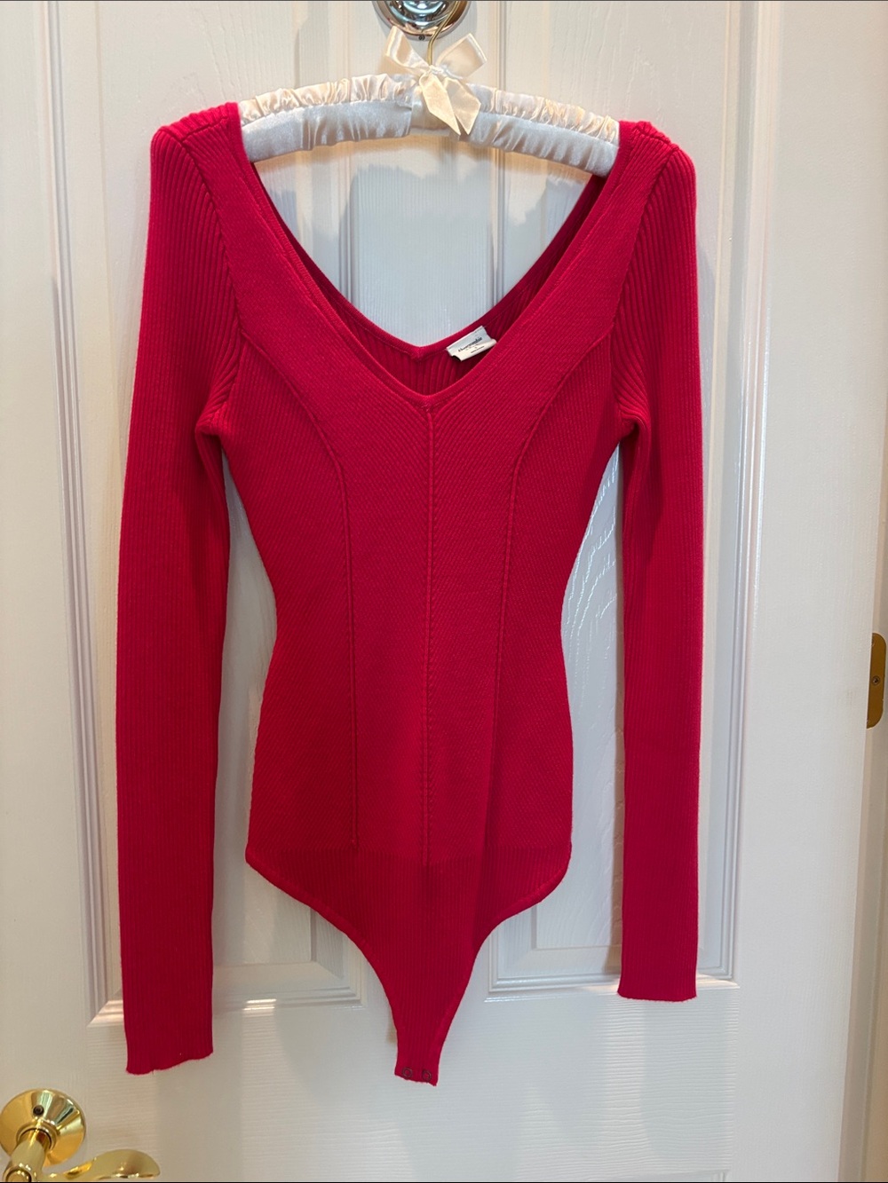 Abercrombie & Fitch Ribbed V-Neck Long Sleeve Bodysuit - pink/fushia